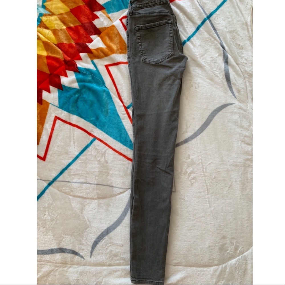 Bullhead Denim Co. Mid rise light gray wash jean!